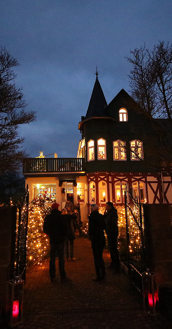 Das Restaurant Waldschlösschen in Dagobertshausen in der Dämmerung