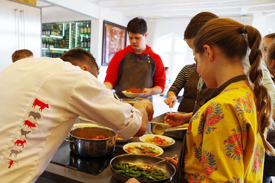 Kinderkochkurs im Kitchen Club mit Roland Reuss Kinderkochkurs im Kitchen Club mit Roland Reuss